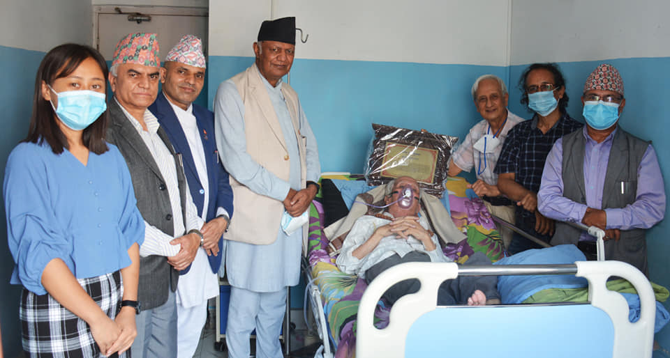 आजीवन सदस्यको प्रमाणपत्र अस्पतालमा दिँदै नेपाल प्रज्ञा प्रतिष्ठानका कुलपति, सदस्य सचिवलगायत । तस्बिर : नेपाल एकेडेमी
