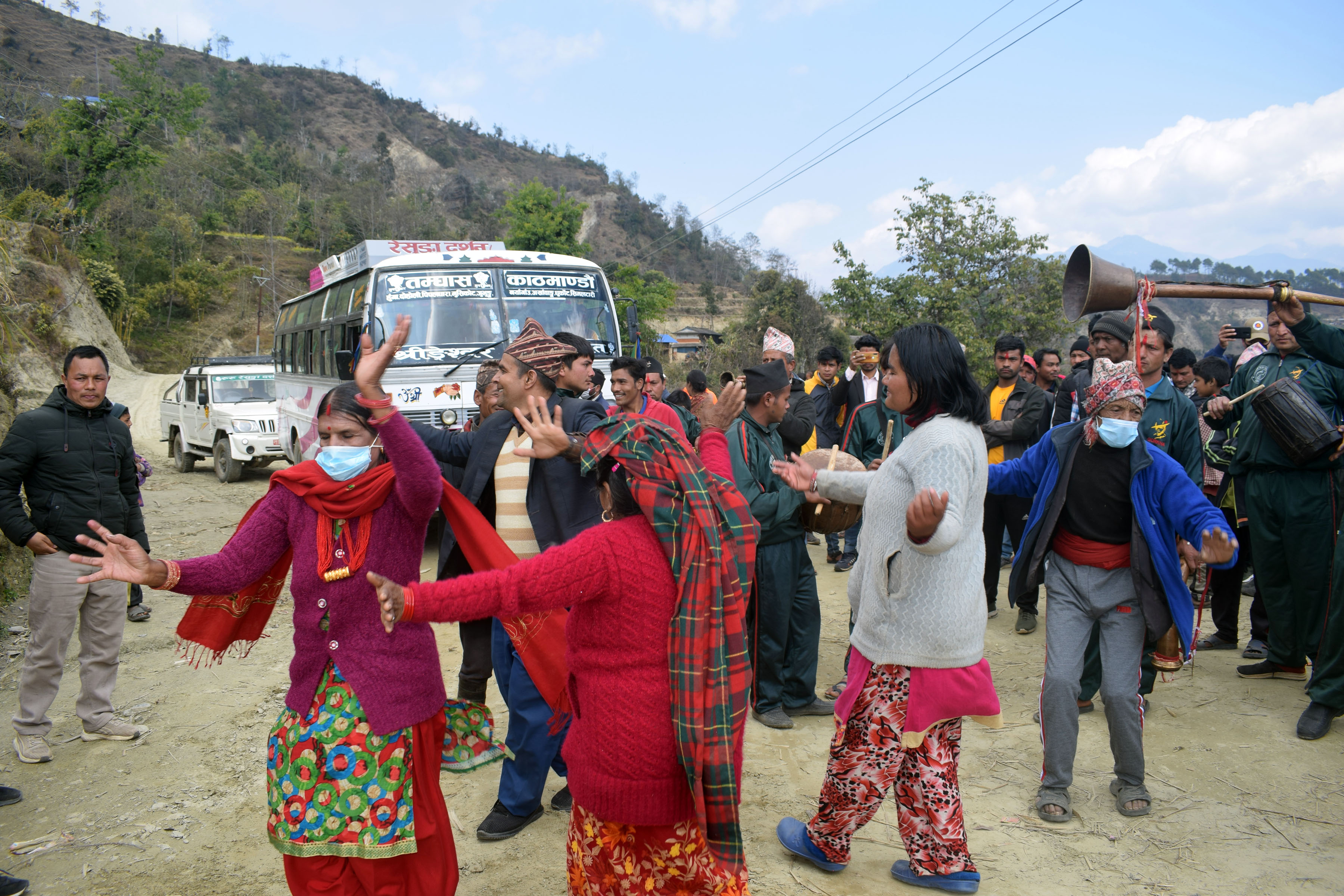 गुल्मीको मालिका गाउँपालिका –३ दर्लिङमा बिहीबार पहिलो पटक बस पुगेपछि खुसियाली मनाउँदै स्थानीयवासी । तस्बिरः हुमाकान्त पोखरेल/रासस