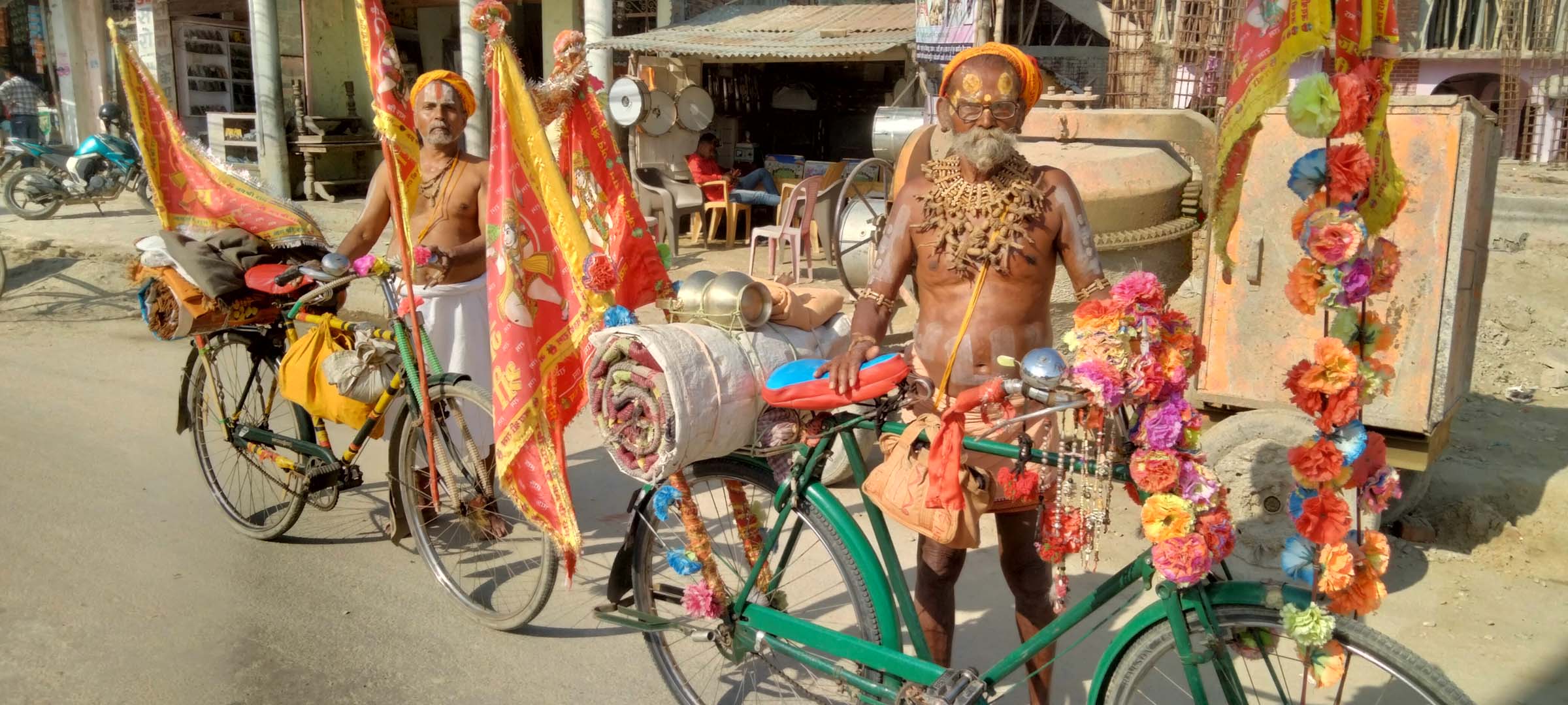 महोत्तरी जिल्लाको सदरमुकाम जलेश्वरमा अवस्थित जलेश्वरनाथ मन्दिरमा लागेको महाशिवरात्रि मेला सकाएर फर्किदै भारतीय साधु । तस्वीर : सञ्जीतकुमार मण्डल/रासस